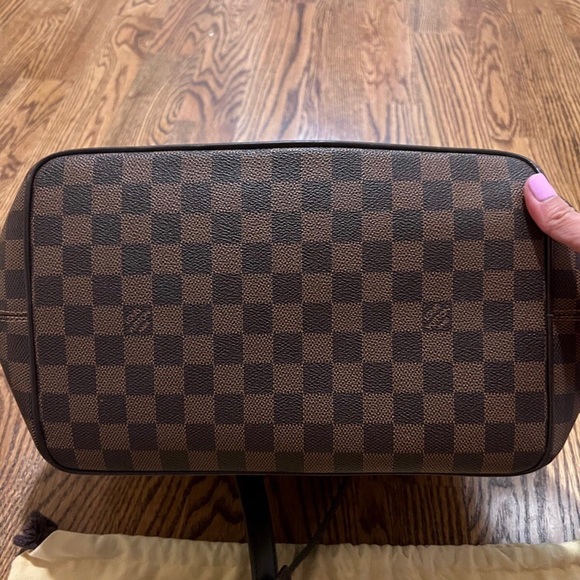 Louis Vuitton - Picture 10 of 12